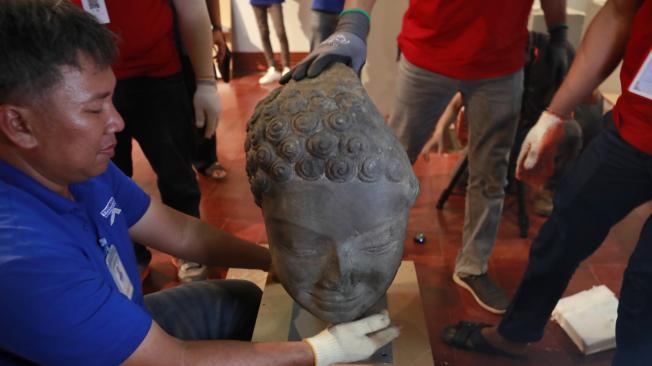 Funcionarios camboyanos preparan objetos para exponerlos durante una ceremonia de entrega en el Museo Nacional de Phnom Penh, Camboya, el 04 de julio de 2024.