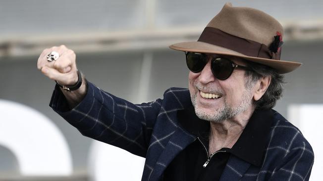 El cantante español Joaquín Sabina posa durante el photocall de la película "Sintiendolo mucho / Feeling it" durante el 70 Festival de Cine de San Sebastián en la ciudad vasca de San Sebastián el 17 de septiembre de 2022.