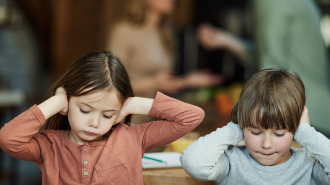 Los niños que viven en hogares con altos niveles de estrés tienden a tener un desempeño escolar más bajo.