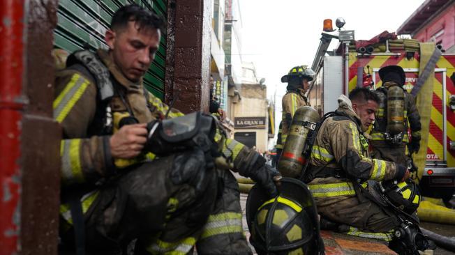 Bogotá. 4 de julio de 2024. En la mañana de este jueves 4 de julio se presenta un incendio en el centro de Bogotá, exactamente en un establecimiento comercial en la Calle 11 con Carrera 11, Bomberos realizan operativo para poder apagarlo. Foto: Sergio Acero Yate / El Tiempo.