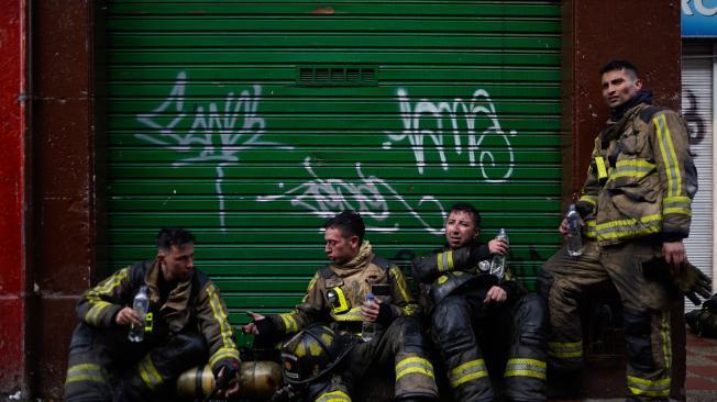 Bogotá. 4 de julio de 2024. En la mañana de este jueves 4 de julio se presenta un incendio en el centro de Bogotá, exactamente en un establecimiento comercial en la Calle 11 con Carrera 11, Bomberos realizan operativo para poder apagarlo. Foto: Sergio Acero Yate / El Tiempo.