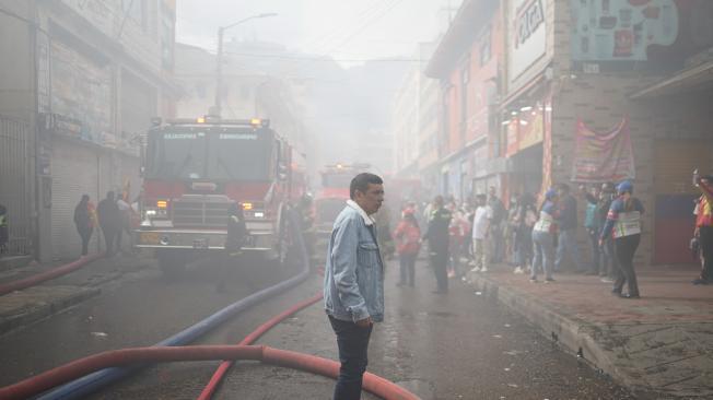 Bogotá. 4 de julio de 2024. En la mañana de este jueves 4 de julio se presenta un incendio en el centro de Bogotá, exactamente en un establecimiento comercial en la Calle 11 con Carrera 11, Bomberos realizan operativo para poder apagarlo. Foto: Sergio Acero Yate / El Tiempo.