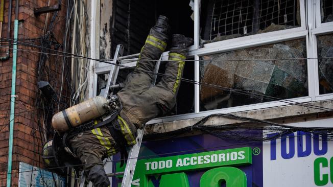 Bogotá. 4 de julio de 2024. En la mañana de este jueves 4 de julio se presenta un incendio en el centro de Bogotá, exactamente en un establecimiento comercial en la Calle 11 con Carrera 11, Bomberos realizan operativo para poder apagarlo. Foto: Sergio Acero Yate / El Tiempo.