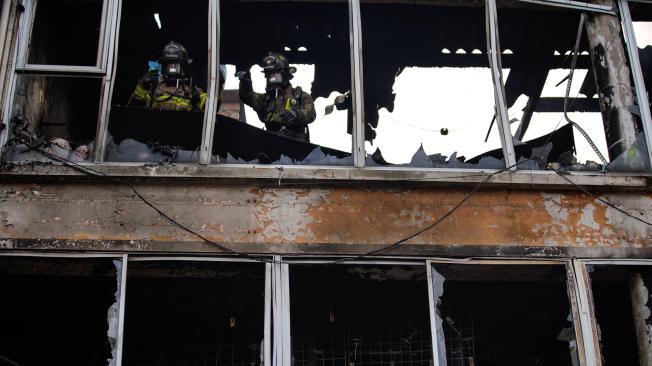 Bogotá. 4 de julio de 2024. En la mañana de este jueves 4 de julio se presenta un incendio en el centro de Bogotá, exactamente en un establecimiento comercial en la Calle 11 con Carrera 11, Bomberos realizan operativo para poder apagarlo. Foto: Sergio Acero Yate / El Tiempo.