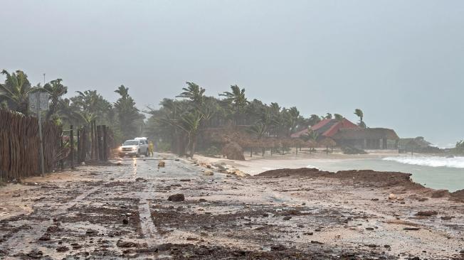 Calle obstruida durante la entrada del huracán Beryl, en el municipio de Felipe Carrillo Puerto este viernes en Quintana Roo (México).