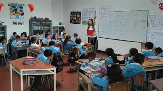 Los colegios públicos siguen los calendarios académicos que establece su secretaría de educación.