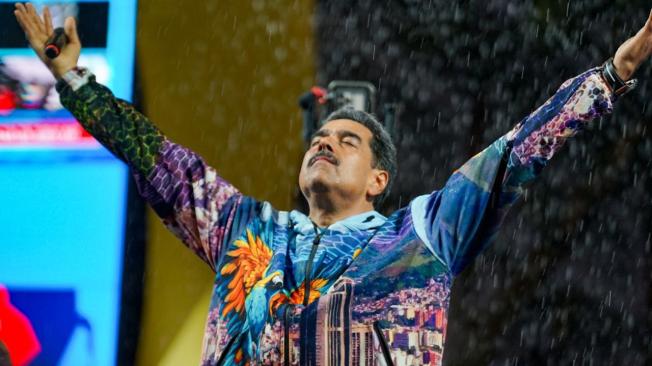 Maduro bajo la lluvia en su acto de inicio de campaña