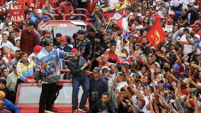 El presidente de Venezuela Nicolás Maduro (c) saluda a sus seguidores este jueves, en Caracas (Venezuela).