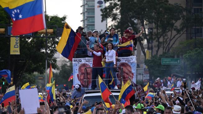 Inicicio de campaña en Venezuela. Machado y González en la multitud.