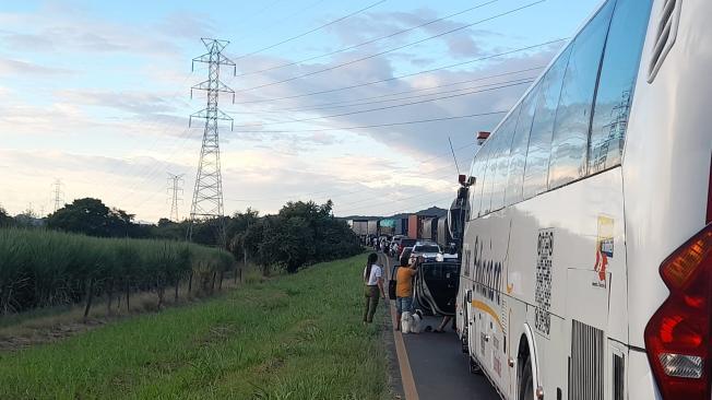 Trancón en la ruta Cali - Medellín