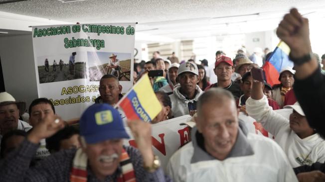 Toma pacífica del edificio de la Agencia Nacional de Tierras.