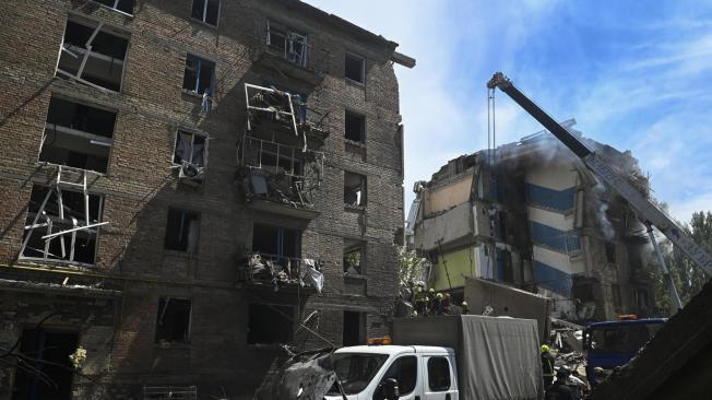 Rescatistas ucranianos trabajan en el lugar del ataque con misiles a un edificio residencial de cinco plantas en Kiev (Ucrania).