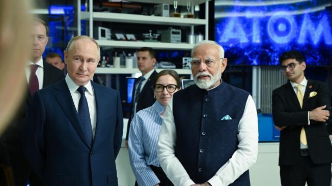 El presidente ruso, Vladimir Putin, y el primer ministro indio, Narendra Modi, visitan el pabellón "Atom" dedicado a la corporación Rosatom-