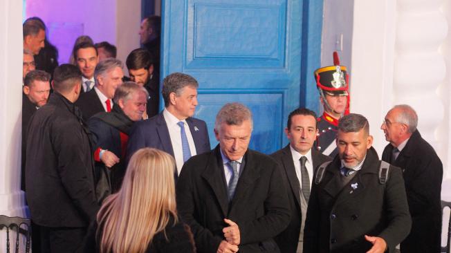 El expresidente argentino Mauricio Macri (C) asiste a una reunión con el presidente de Argentina, Javier Milei, y otros líderes políticos para firmar el 'Pacto de Mayo'.