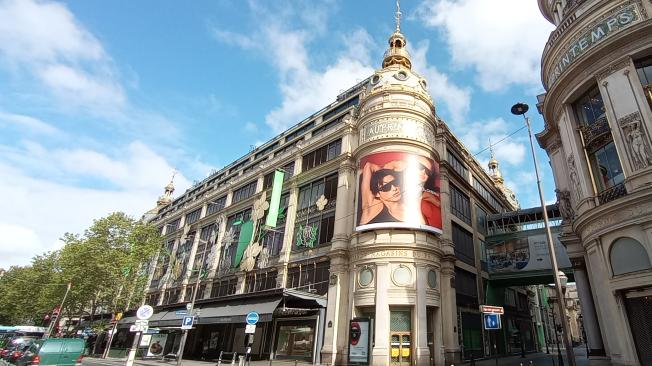 Los grandes Almacenes Pritemps, Lafayette y Samaritaine en las elegantes avenidas diseñadas por el barón Haussman en el siglo XVIII que dieron lugar al París actual