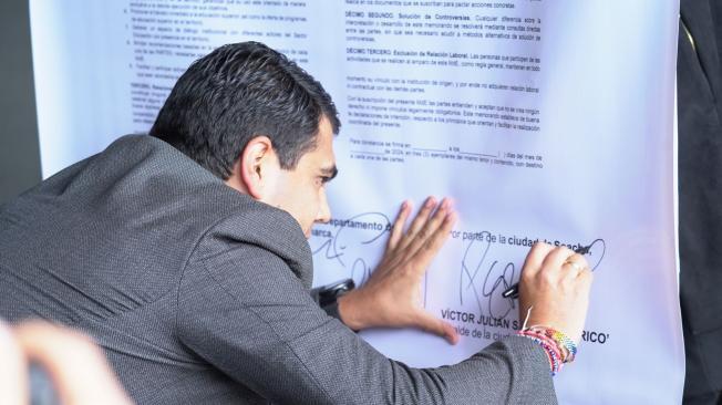 Alcalde de Soacha, Julián Sánchez 'Perico', firmando el acuerdo.