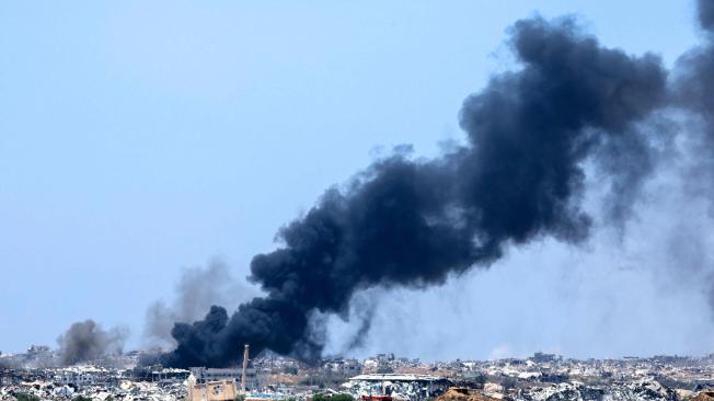 Humo elevándose sobre Gaza tras un bombardeo israelí.