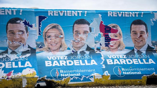 Paris (France), 08/07/2024.- Electoral posters of Marine Le Pen and Jordan Bardella from the far-right party 'Rassemblement National' near to party headquarters one day after their defeat in the second round of the parliamentary elections, in Paris, France, 08 July 2024.France voted in the second round of the legislative elections on 07 July. According to the first official results, the left-wing New Popular Front (Nouveau Front populaire, NFP) was ahead of President Macron's party and Le Pen's far-right National Rally (RN). (Elecciones, Francia, Jordania) EFE/EPA/CHRISTOPHE PETIT TESSON