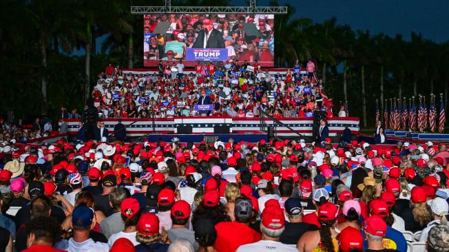 Decenas de asistentes al mitin de Donald Trump en Doral, Florida.