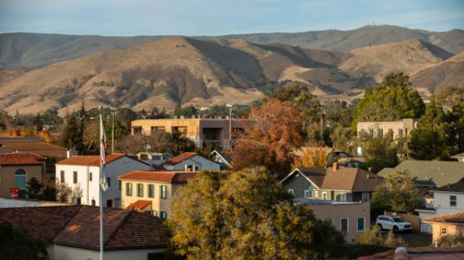 El pueblo está ubicado cerca del aeropuerto regional del condado de San Luis Obispo