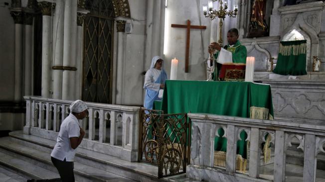 Cali Colombia 10 de julio de 2024
El padre Wiston Mosquera, el primer obispo de raza negra que tendrá el país. En la actualidad es vicario general de la Arquidiócesis de Cali y párroco de la Catedral de San Pedro, en el centro de la ciudad. 
Se ordenará en septiembre y luego será enviado a la Catedral de Quibdó, Chocó. 
Fotos Santiago Saldarriaga Quintero / EL TIEMPO
@sachisaldarriaga