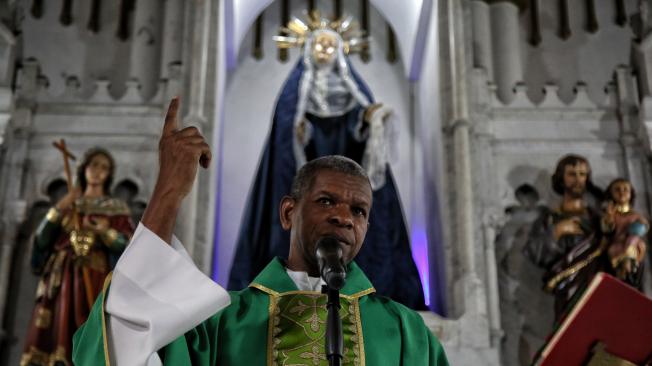 Cali Colombia 10 de julio de 2024
El padre Wiston Mosquera, el primer obispo de raza negra que tendrá el país. En la actualidad es vicario general de la Arquidiócesis de Cali y párroco de la Catedral de San Pedro, en el centro de la ciudad. 
Se ordenará en septiembre y luego será enviado a la Catedral de Quibdó, Chocó. 
Fotos Santiago Saldarriaga Quintero / EL TIEMPO
@sachisaldarriaga