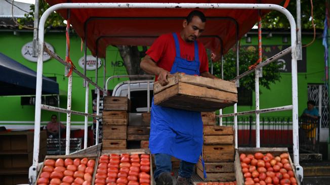 Un vendedor de frutas y verduras en El Salvador.