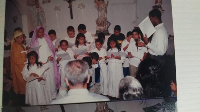 El padre Wiston Mosquera cuando acompañaba a los acólitos en el barrio Terrón Colorado, de Cali. Era seminarista en esa época.