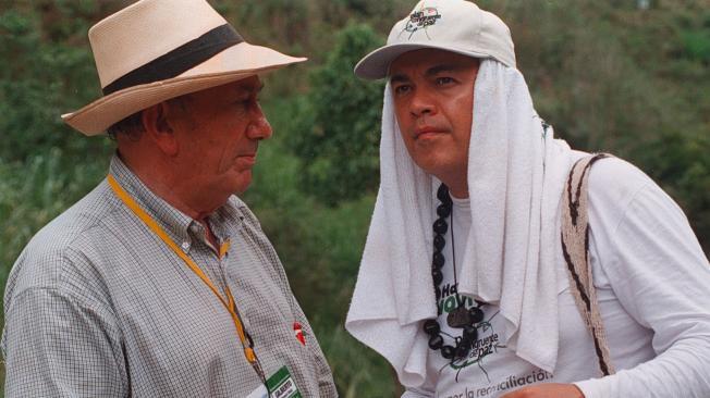 Foto del 22 de abril de 2022, momentos antes de que el gobernador de Antioquia Guillermo Gaviria Correa (der.) fuera secuestrado por las Farc.