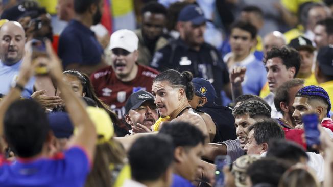 Charlotte (United States), 10/07/2024.- Uruguay's Darwin Nunez (C) scuffles with fans after Uruguay lost after the CONMEBOL Copa America 2024 semi-finals match between Uruguay and Colombia in Charlotte, North Carolina, USA, 10 July 2024. EFE/EPA/BRIAN WESTERHOLT