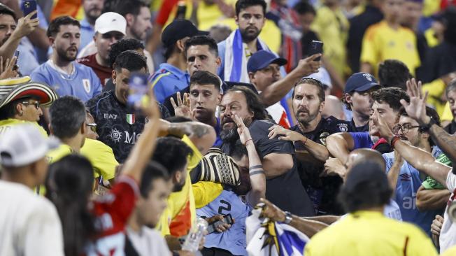 Charlotte (United States), 10/07/2024.- Fans scuffle after the CONMEBOL Copa America 2024 semi-finals match between Uruguay and Colombia in Charlotte, North Carolina, USA, 10 July 2024. EFE/EPA/BRIAN WESTERHOLT