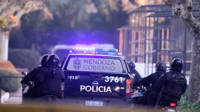 Imágenes de patrullas de la policía de Mendoza que trasladaron a los implicados