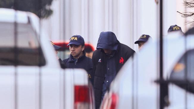 Uno de los detenidos, en su traslado, siendo conducido por la Policía de Mendoza, Argentina