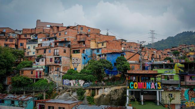 La instrumentalización de ciudadanos venezolanos, la indigencia de mujeres y niñas de comunidades Emberá y el uso de motos para cometer los delitos es una constante en las comunas de Medellín.