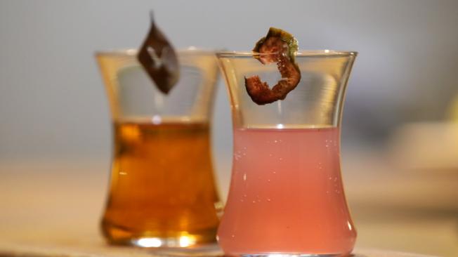 Izq.: té negro con pimienta racemosa, una hoja de la planta que en la Alta Guajira llaman beirum y la usan para macerar en el chirrinche. Der.: limonada de hojas de brevo, té verde y agua de higos.