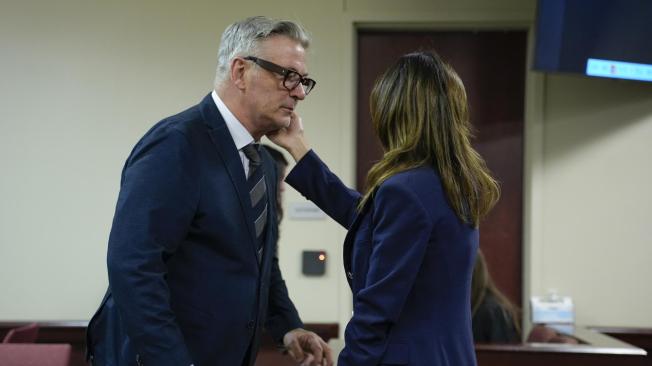 La esposa del estadounidense Alec Baldwin, Hilaria, le toca la cara durante el juicio por homicidio involuntario por el tiroteo fatal en 2021 de la directora de fotografía Halyna Hutchins.
