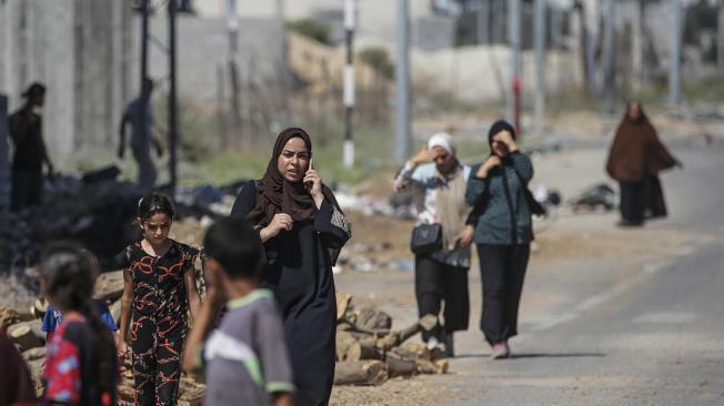 Las familias palestinas caminan tras cruzar desde la ciudad de Gaza hacia el sur de la Franja de Gaza mientras el ejército israelí continúa su operación en la ciudad de Gaza, 11 de julio de 2024.