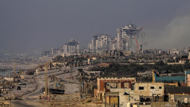 El humo se eleva mientras el ejército israelí continúa su operación en la ciudad de Gaza, 11 de julio de 2024.