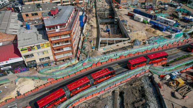 Deprimido de la calle 72 con Caracas que es una obra fundamental del Metro, tiene cuatro carriles, dos vienen de oriente a occidente y del otro lado van los de occidente a oriente para tráfico mixto; por encima estarán TransMilenio y el Metro que pasará en el sentido sur – norte, norte – sur”, explicó el alcalde Galán. Las obras del intercambiador vial avanzan satisfactoriamente con el incremento de personas y horarios de trabajo, lo que permitirá se cumpla con el hito contractual de entrega a la ciudadanía en octubre de este año. Bogotá  12 de julio 2024 . FOTO MAURICIO MORENO CEET EL TIEMPO @mauriciomorenofoto