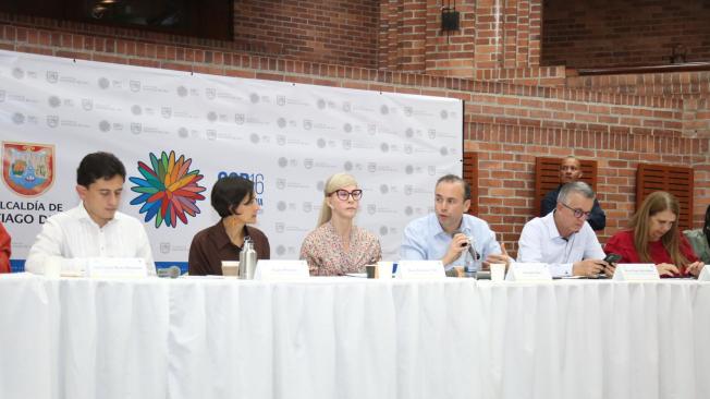 Reunión del comité ejecutivo de la COP 16 con la ministra de Ambiente, Susana Muhamad; la gobernadora Dilian Francisca Toro y el alcalde Alejandro Eder.