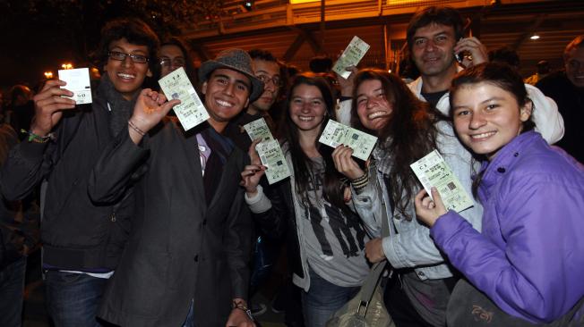 Miles de seguidores asisten la presentación del cantante Paul McCartney durante en su concierto On The Run en el estadio Nemesio Camacho El Campin de Bogota.