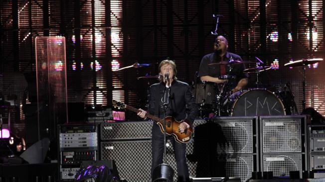 El cantante Paul McCartney durante la presentacin de su concierto On The Run en el estadio Nemesio Camacho El Campin de Bogota.