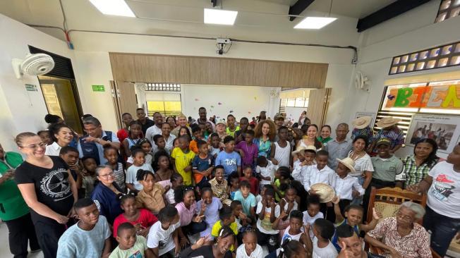 Durante el acto de apertura, participaron niños, niñas y adolescentes, jóvenes, familias, organizaciones de base locales, lideres y lideresas sociales, gestores sociales, entidades del orden nacional, departamental y gabinete del gobierno distrital.