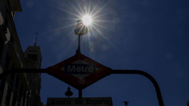 El sol luce en lo alto de la estación de Metro de Banco de España.