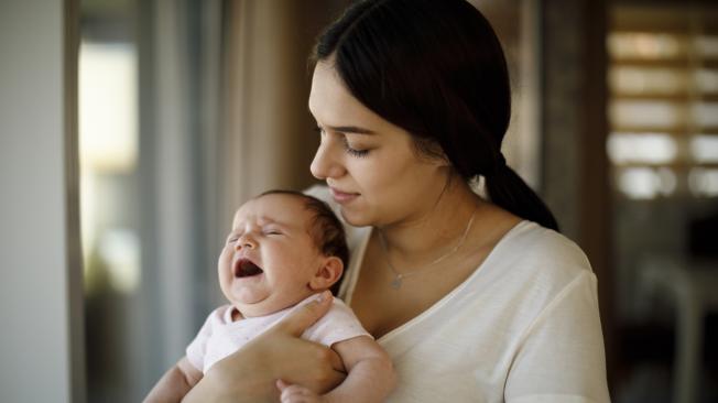 Es más frecuente que los bebes que reciben leches maternizadas sean más propensos a sufrir de cólicos, ya que las fórmulas suelen ser más difíciles de digerir para algunos bebes y pueden causarles gases y molestias intestinales.