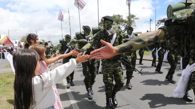 Los miembros de las Fuerzas Militares tuvieron contacto con los asistentes.