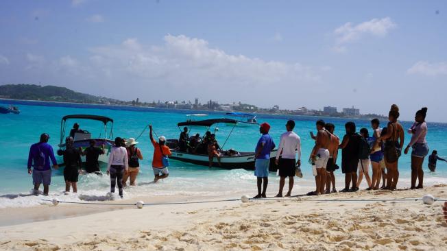 Migrantes haitianos, cubanos y venezolanos usan las lanchas turísticas y otras embarcaciones para trasladarse desde la isla de San Andrés, Colombia, hasta Bluefields, Nicaragua.