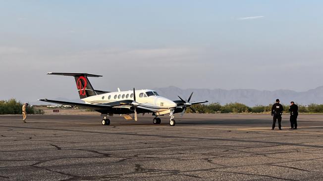 Fotografía donde se observa el avión privado donde fueron transportados Ismael "el Mayo" Zambada y Joaquín Guzmán López, en un aeropuerto privado este jueves, de Santa Teresa, Nuevo México (Estados Unidos). Estados Unidos detuvo en Texas este jueves a Ismael 'el Mayo' Zambada, líder y cofundador del Cártel de Sinaloa, quien era buscado por las autoridades estadounidenses desde hace décadas y tenía una recompensa de 15 millones de dólares, según el Departamento de Justicia. Junto a Zambada se arrestó a Joaquín Guzmán López, uno de los hijos de Joaquín 'el Chapo' Guzmán.