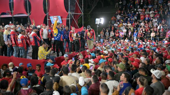 Maduro saluda a sus simpatizantes tras el anuncio del CNE.