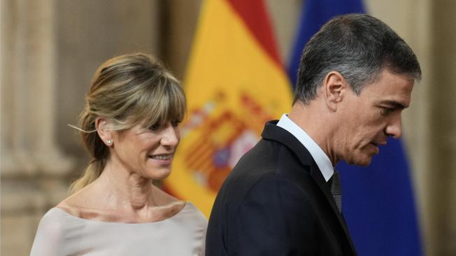 El presidente del Gobierno, Pedro Sánchez, junto a su esposaa Begoña Gómez.